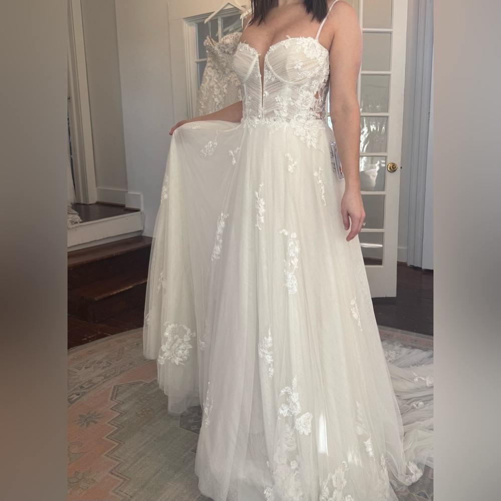 Elegant White Lace Wedding Dress